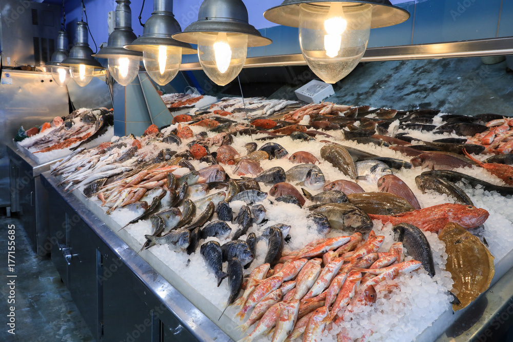 Variety of sea fishes on the counter in a greek fish shop. - obrazy, fototapety, plakaty 
