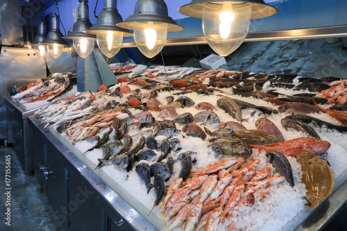 Fotografía Variety of sea fishes on the counter in a greek fish shop.