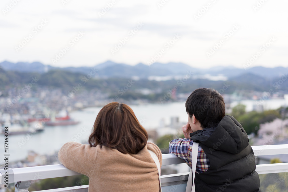 景色を眺めるカップル 日本 広島 尾道 Stock 写真 Adobe Stock 景色を眺めるカップル 日本 広島 尾道 Stock 写真 Adobe Stock