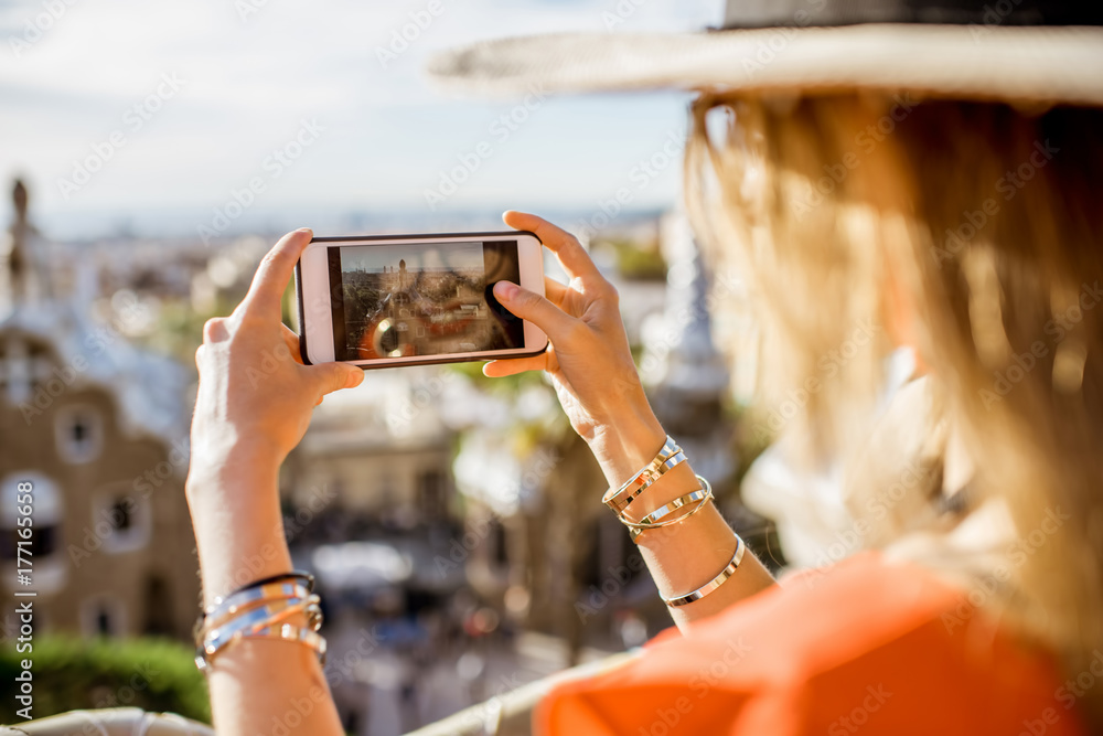 Obraz premium Photographing with phone Guell park in Barcelona city
