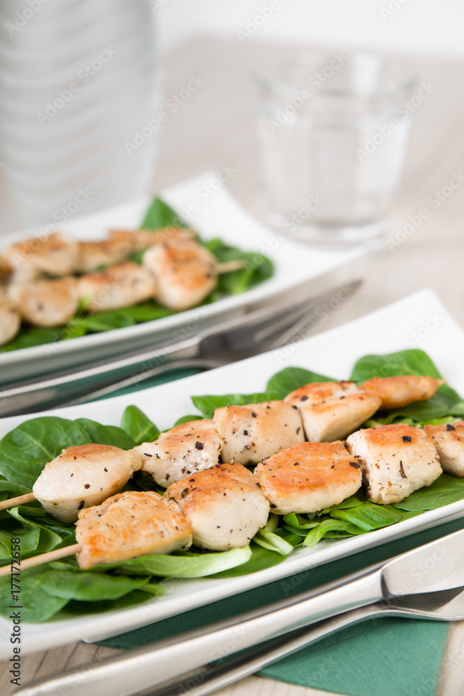 Spiess mit Hühnerfleisch und frischem Feldsalat Spiess mit Hühnerfleisch und frischem Feldsalat