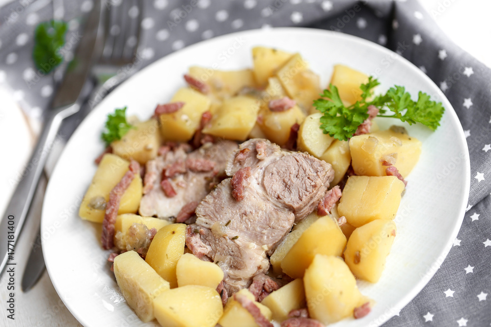 assiette de rôti de porc et pommes de terre lardons