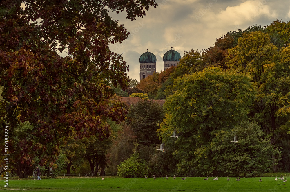 Herbst in München, bunte Blätter im Englischen Garten, Ausflug in die Natur die Frauenkirche im Blick