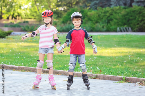 Obraz na płótnie Active children rollerskating in park