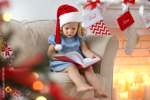 Cute little girl in Christm...