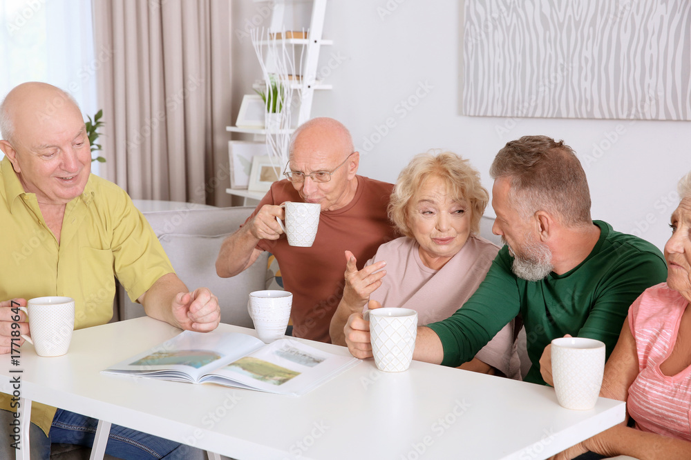 Obraz premium Group of elderly people resting at home
