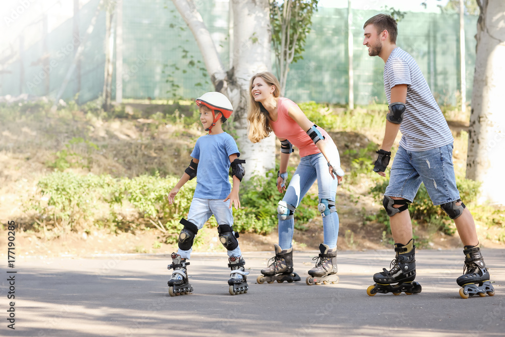 Fototapeta premium Family rollerskating in park