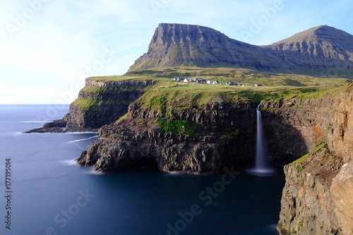 Canvas Print ile féroé faroe island gasadalur paysage falaise cascade village perdu monde iso