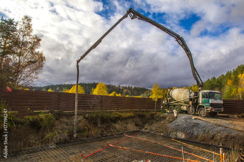 The machine pours concrete ...