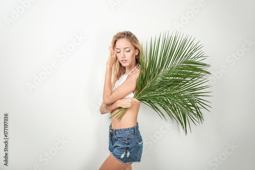 Beautiful young woman posin...