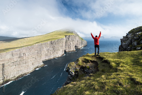 Fotografie libre liberté paysage randonnée trek trekking falaise grand ile féréo faroe isla
