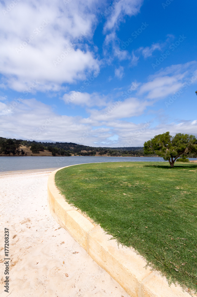 Obraz premium Curved border at lake vert