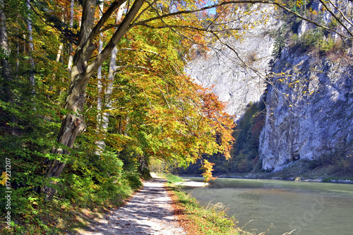 Fototapeta Naklejka Na Ścianę i Meble -  Autumn  landscape. Pieniny Mountains, Dunajec river
