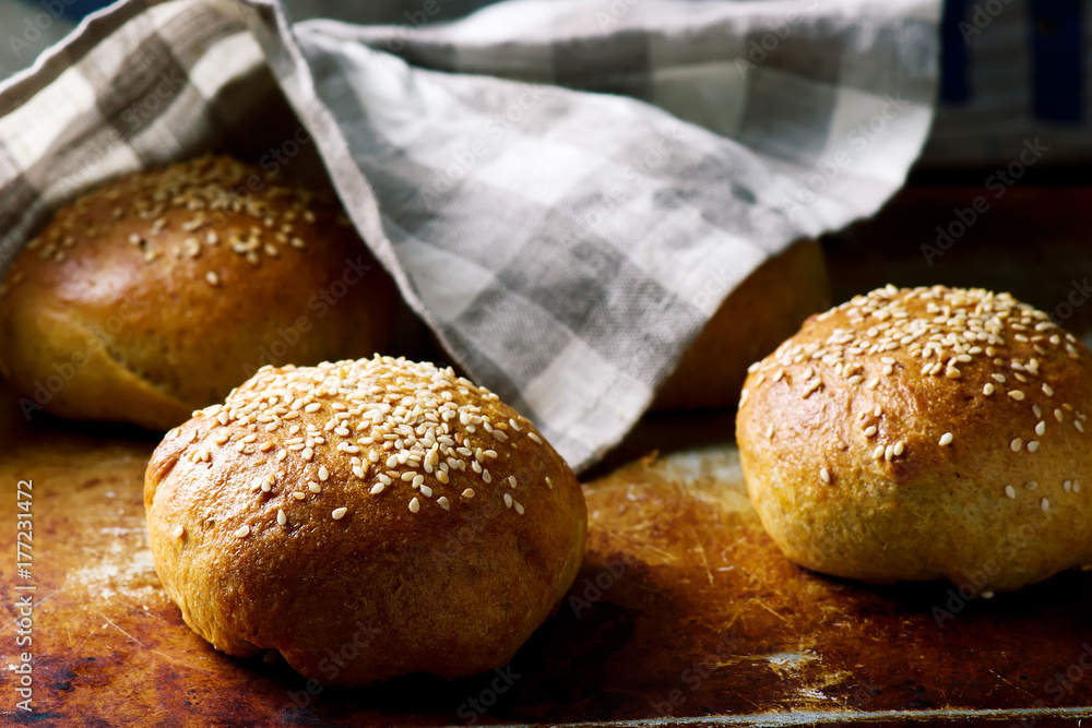 HOMEMADE SOFT WHOLE WHEAT BURGER BUNS.. Style rustic. HOMEMADE SOFT WHOLE WHEAT BURGER BUNS.. Style rustic.