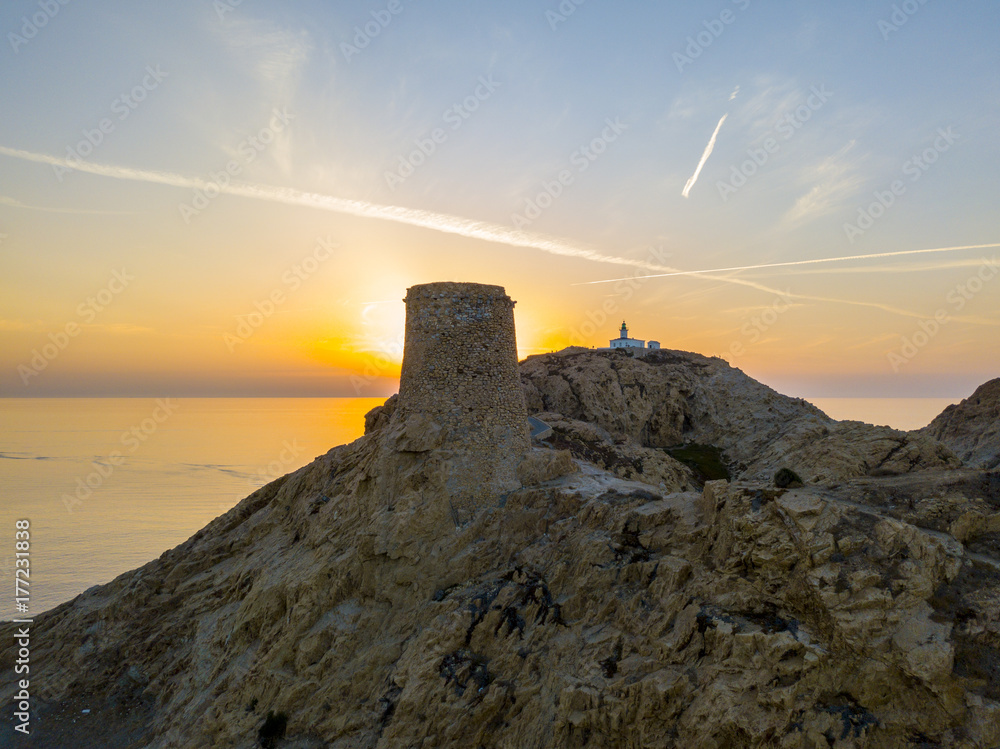 Vista aerea del Faro della Pietra al tramonto e della torre genovese, L’Ile-Rousse, Isola Rossa Corsica, Corsica, Francia
