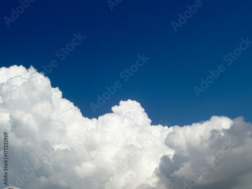 white heap cloud and clear blue sky in day