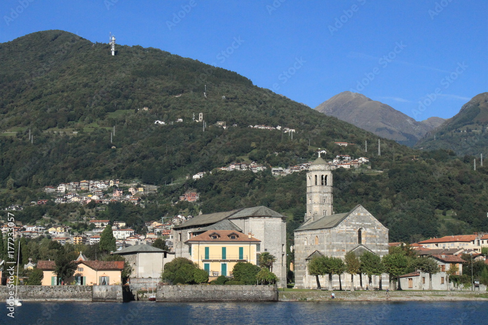Blick auf Gravedona mit der berühmten Kirche S.Maria del Tiglio