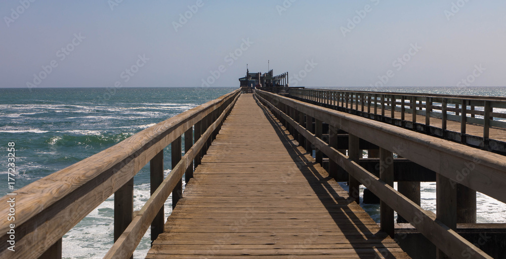 Fototapeta premium Lange Fußgängerbrücke, Atlantik Swakopmund