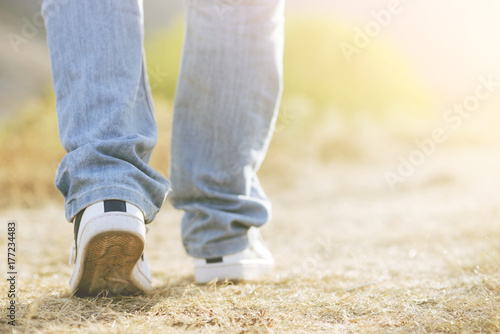 hombre caminando, piernas de hombre