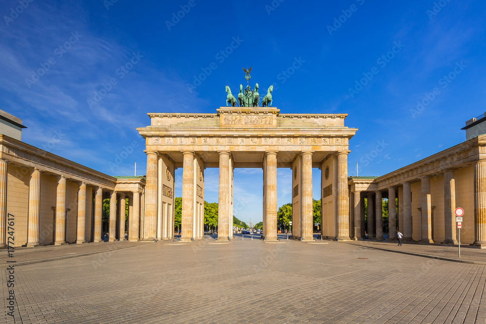 Fototapeta premium Brama Brandenburska w Berlinie o wschodzie słońca, Niemcy