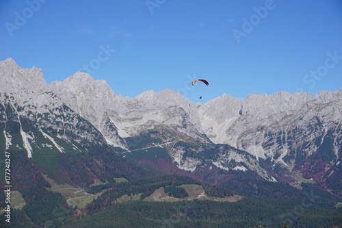 Gleitschirmflieger vor Kaisergebirge, Ellmau, Tirol, Austria