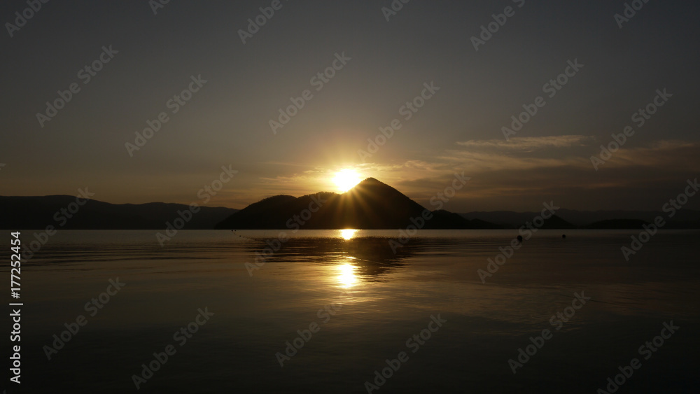 湖の夜明け　北海道洞爺湖