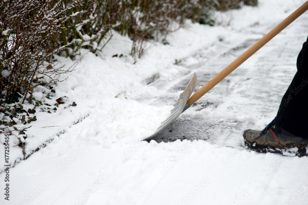 Naklejka premium Schnee räumen