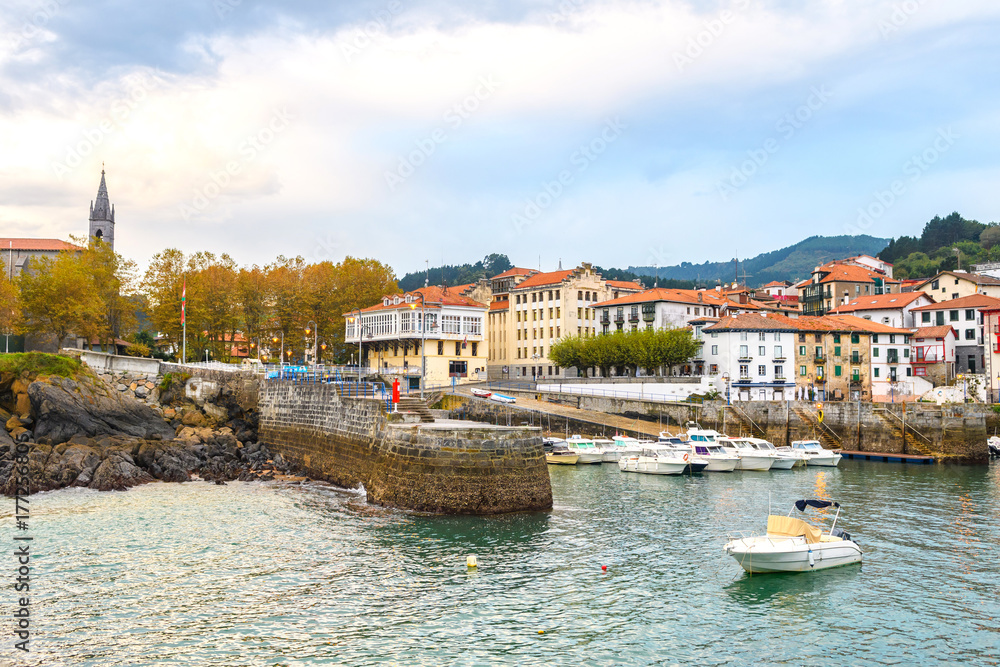 Obraz premium beautiful fishing town of mundaka, located at basque country