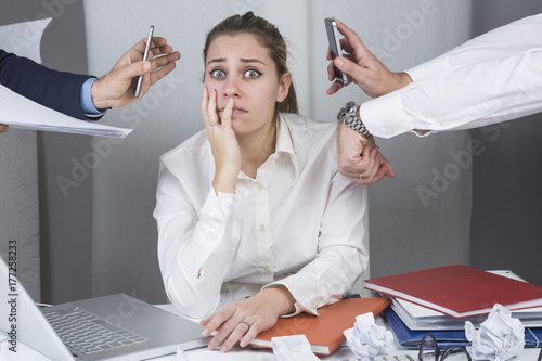 Giovane manager in un momento di stress in ufficio