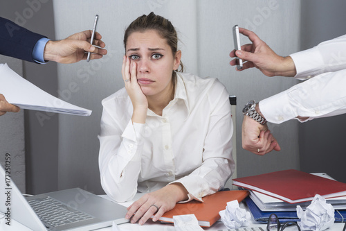 Giovane manager in un momento di stress in ufficio photo
