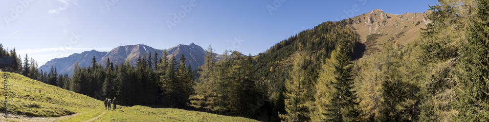 Panorama Wanderer am Hochschwab.Im Hintergrund Eisenerzer Reichenstein Panorama Wanderer am Hochschwab.Im Hintergrund Eisenerzer Reichenstein