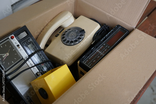 Foto Analog to digital: vintage old radios, rotary phone, alarm clock in comparison t