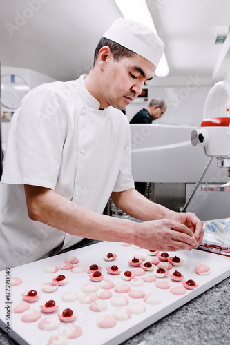 pâtissier prépare des macarons