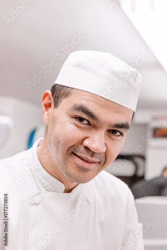 pâtissier prépare des macarons