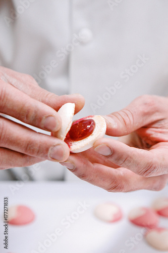 pâtissier prépare des macarons