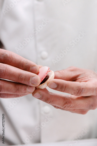 pâtissier prépare des macarons