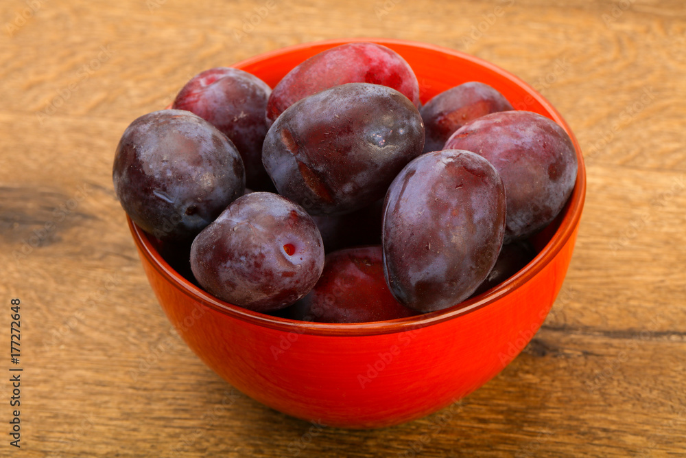 Obraz premium Plums in the bowl