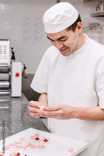 pâtissier prépare des macarons