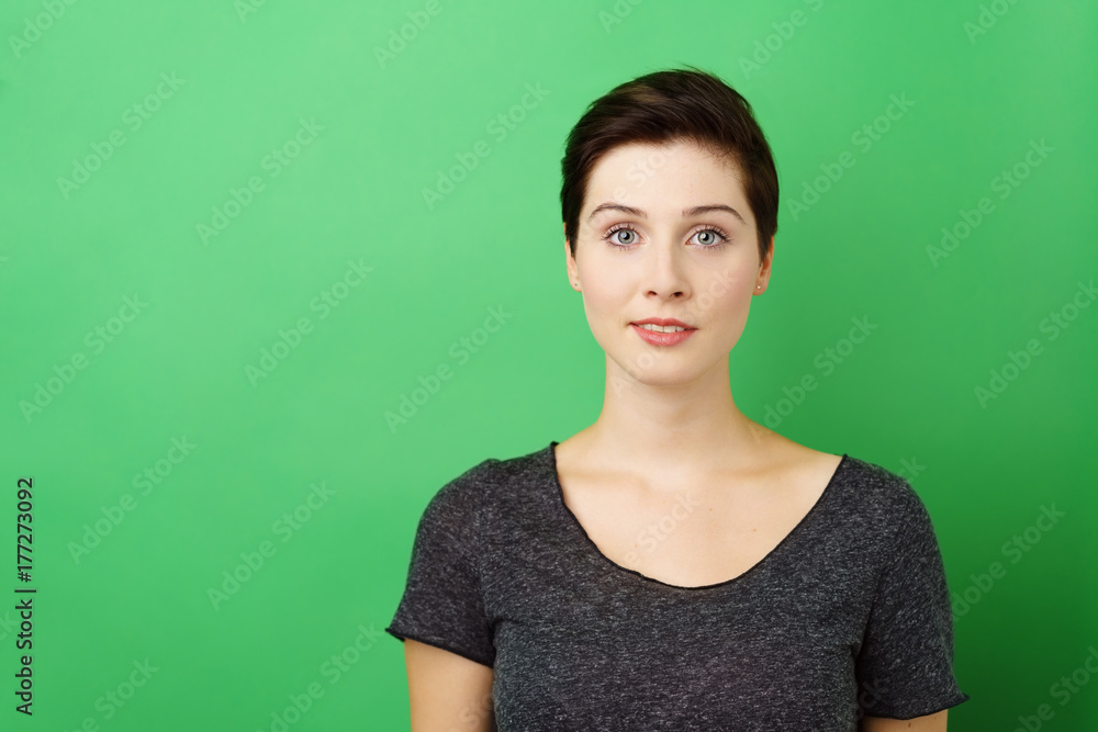 Obraz premium sympathische junge frau vor grünem hintergrund