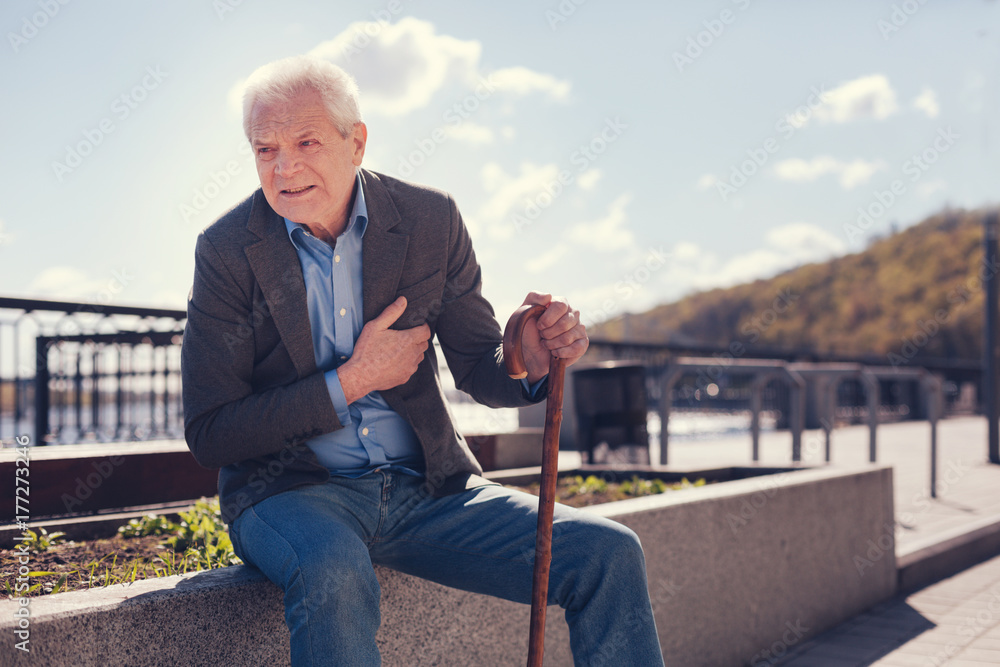Elderly man win feeling sick because of chest pain Elderly man win feeling sick because of chest pain