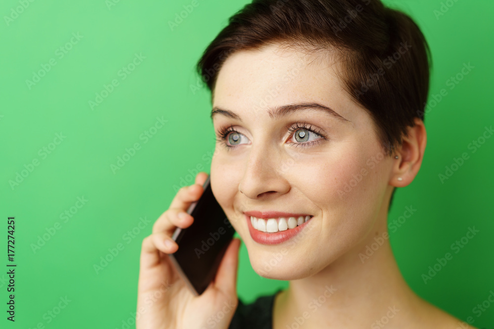 lächelnde frau telefoniert mit ihrem mobiltelefon lächelnde frau telefoniert mit ihrem mobiltelefon
