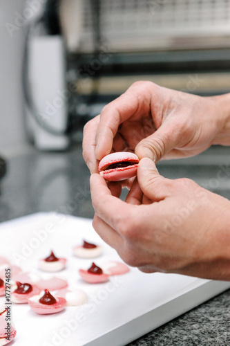 pâtissier prépare des macarons