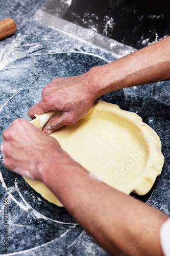 pâtissier prépare une pate à tarte