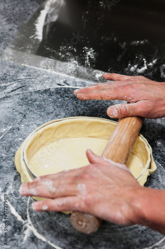 pâtissier prépare une pate à tarte