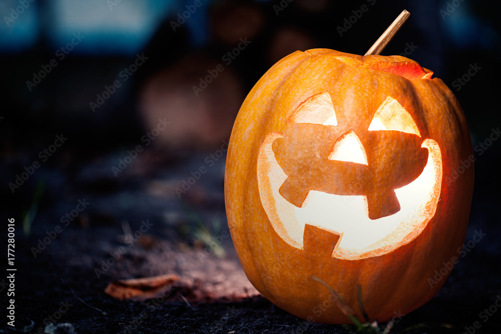 Fototapeta premium halloween jack-o-lantern on autumn leaves