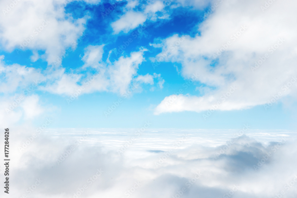 Obraz premium White clouds and blue sky