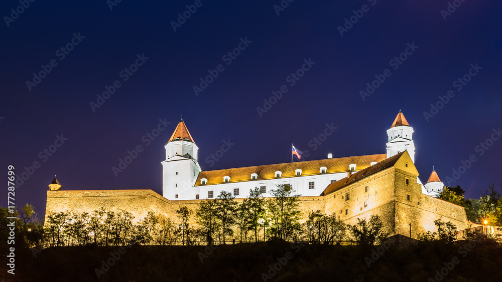 Burg in der slowakischen Hauptstadt Bratislava am Abend