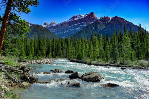 Fluß_Berge_Wald_Helilandung