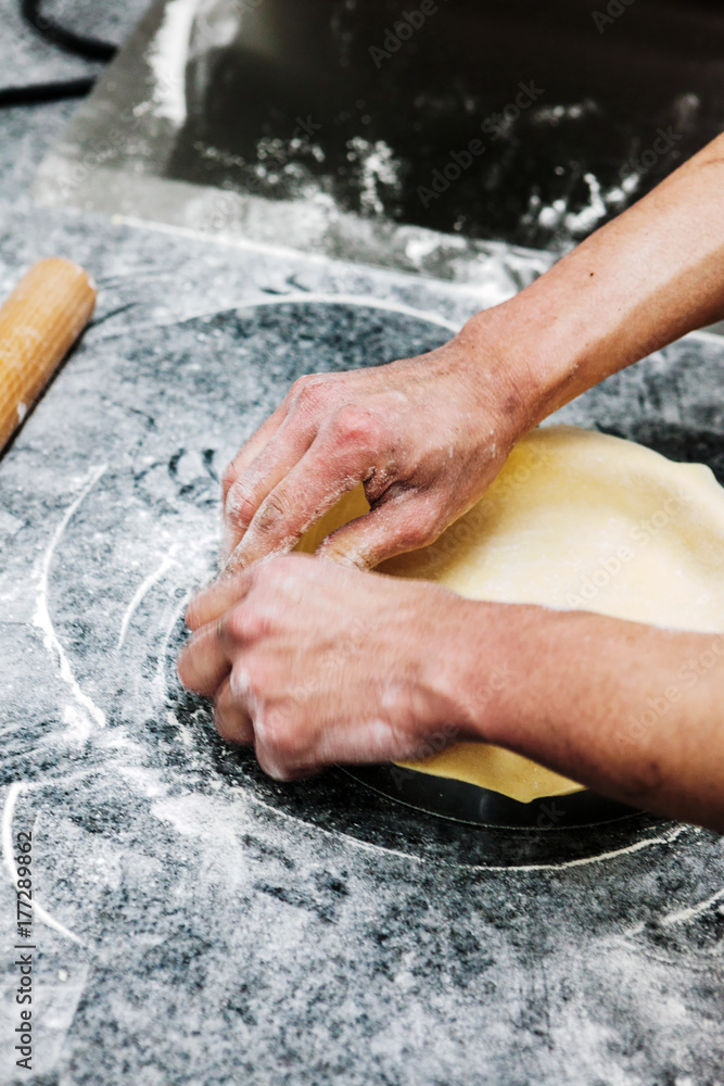 pâtissier prépare une pate à tarte pâtissier prépare une pate à tarte
