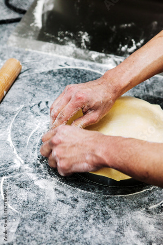 pâtissier prépare une pate à tarte